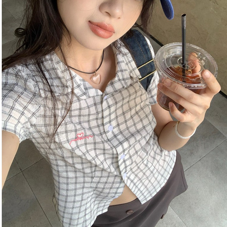 W711เสื้อเชิ้ตแขนสั้นลายสก็อตสไตล์เรโทรสำหรับผู้หญิง สไตล์เกาหลี ลุคเรียบหรู ดีไซน์ไม่ซ้ำใคร ทรงเข้ารูป และใส่แล้วดูดี