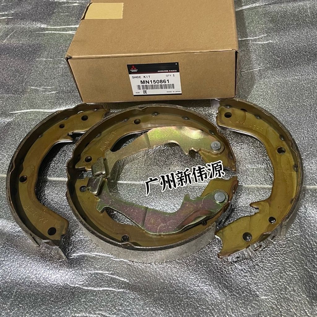 ผ้าเบรกมือแท้ AK สำหรับ Mitsubishi Pajero V73/V77/V93