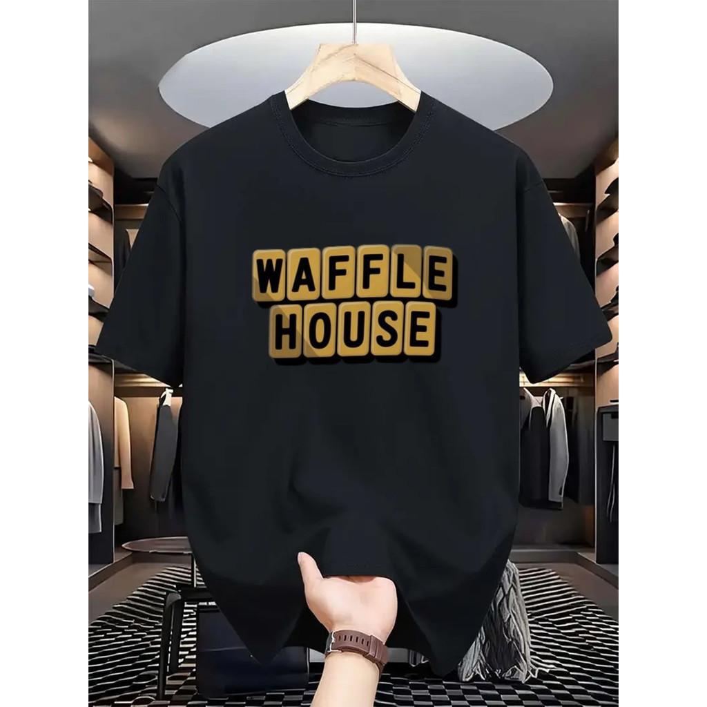 หนึ่งเสื้อยืดที่มีคำว่า 'WAFFLE HOUSE' พิมพ์แบบบล็อก ออกแบบมาเพื่อการสวมใส่สบายความสะดวกสบาย