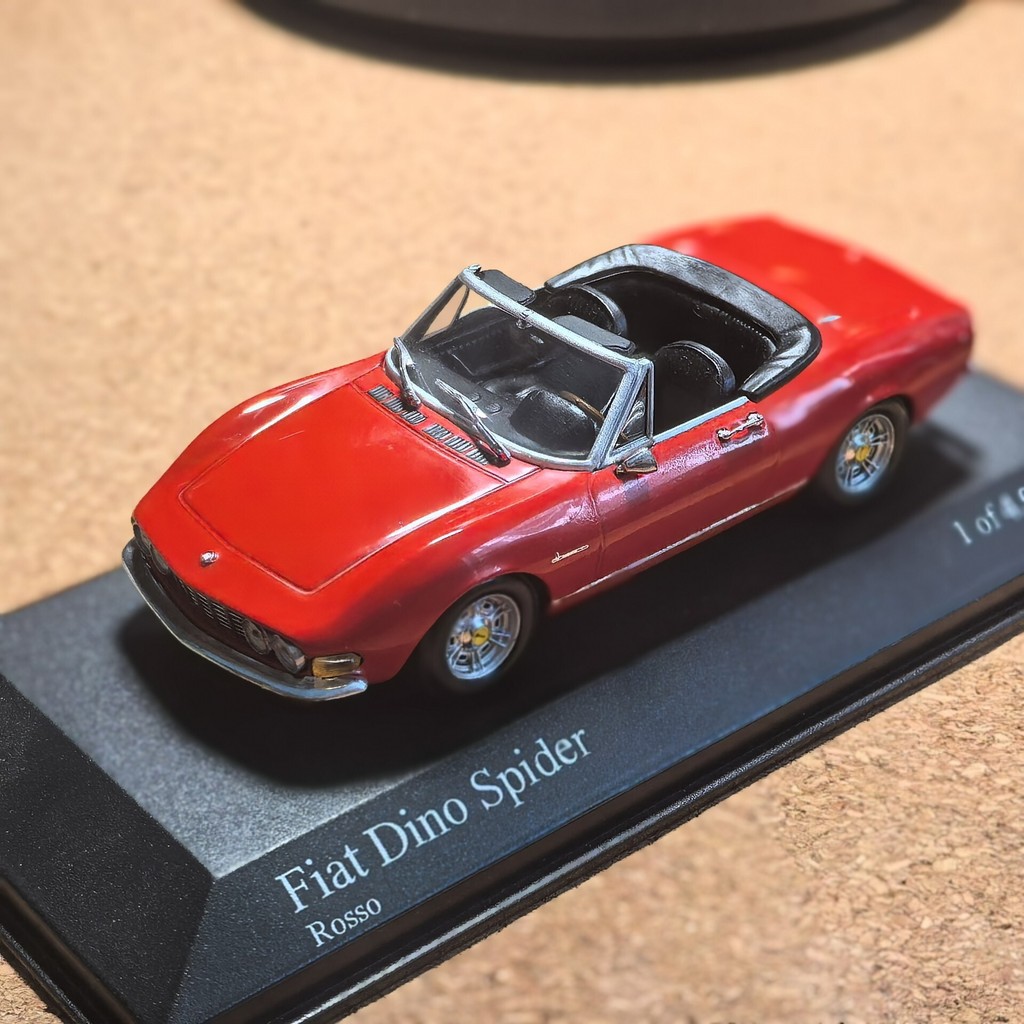 [สต๊อกพร้อม] 1/43 Mini Chefiat Dino Spider 1972 Convertible Red Front Cover Slight Sand Side Side Do