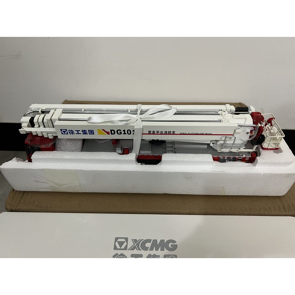 1: 50 31 DG100 Xu Gong Climbing Platform China Lianchongke 53m Cloud Ladder Fire Truck Mercedes-Benz