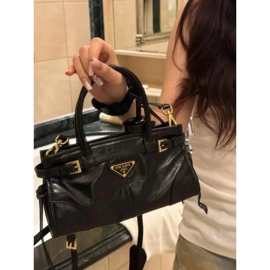 กระเป๋าคลัทช์ซอฟท์ลักซ์ PRADA สำหรับผู้หญิง