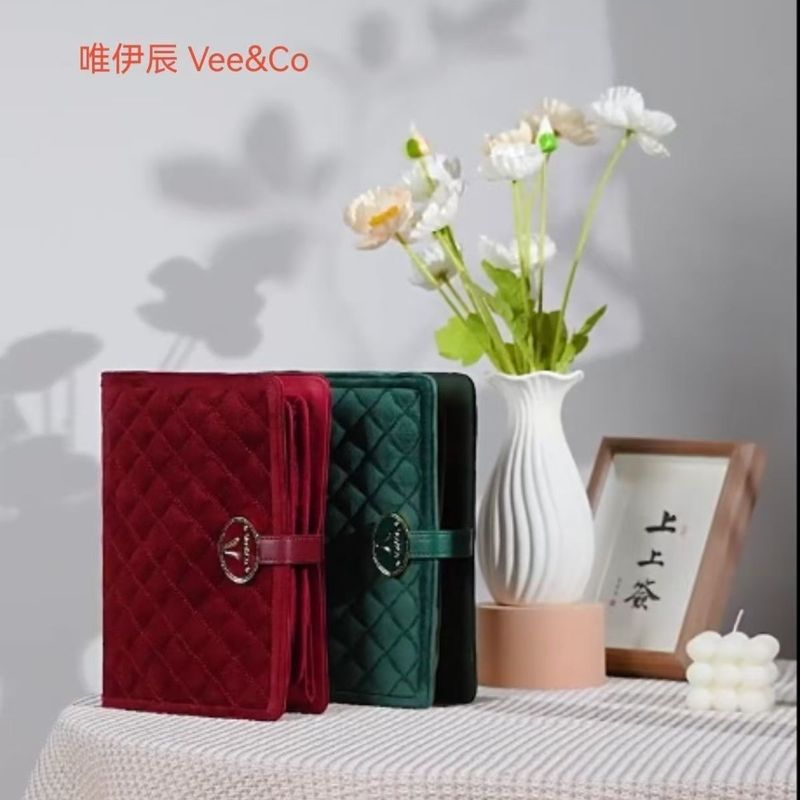 กวางโจว Wechat Trading Co., Ltd. เว่ยยี่เฉิน กํามะหยี่แบบพกพาหนังสือจัดเก็บกล่องเครื่องประดับถุงเก็บ