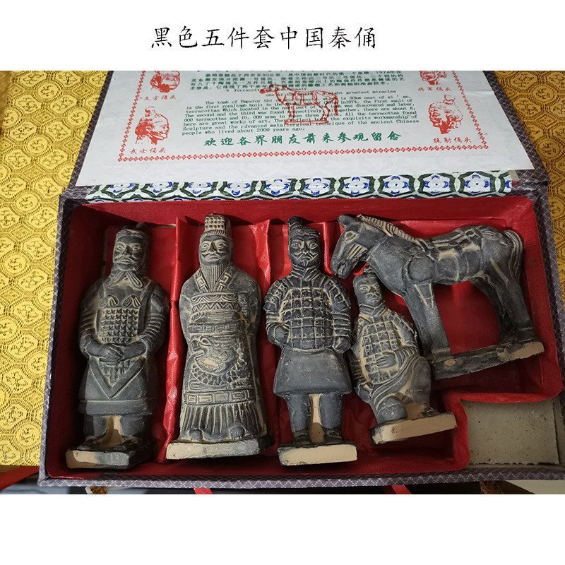 Mud Warriors ชุดห้าชิ้น Craftsmanship Terracotta Warriors จีนสีดําลักษณะของที่ระลึกฟรีการเดินทางต่าง