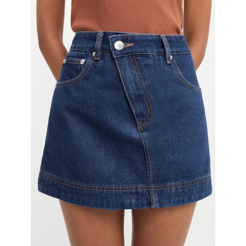 [Pomelo] กระโปรงกางเกงยีนส์ดีเทลอสมมาตร / Asymmetrical Waistband Denim Mini Skort