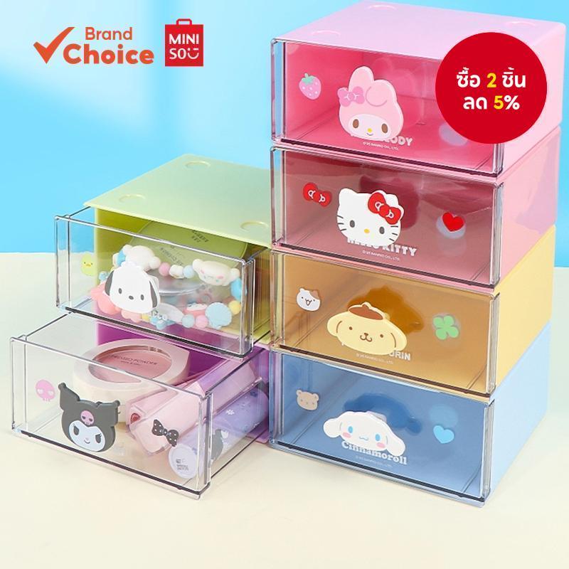 MINISO  กล่องลิ้นชักเดี่ยวชั้นเดียวลายตัวละครซานริโอสุดน่ารัก - มีที่จับตุ๊กตา My Melody, Kuromi, Hello Kitty ฯลฯ ใช้จัดโต๊ะ ของขวัญ ขนาด 13ซม. x 12.6ซม. x 6.1ซม.
