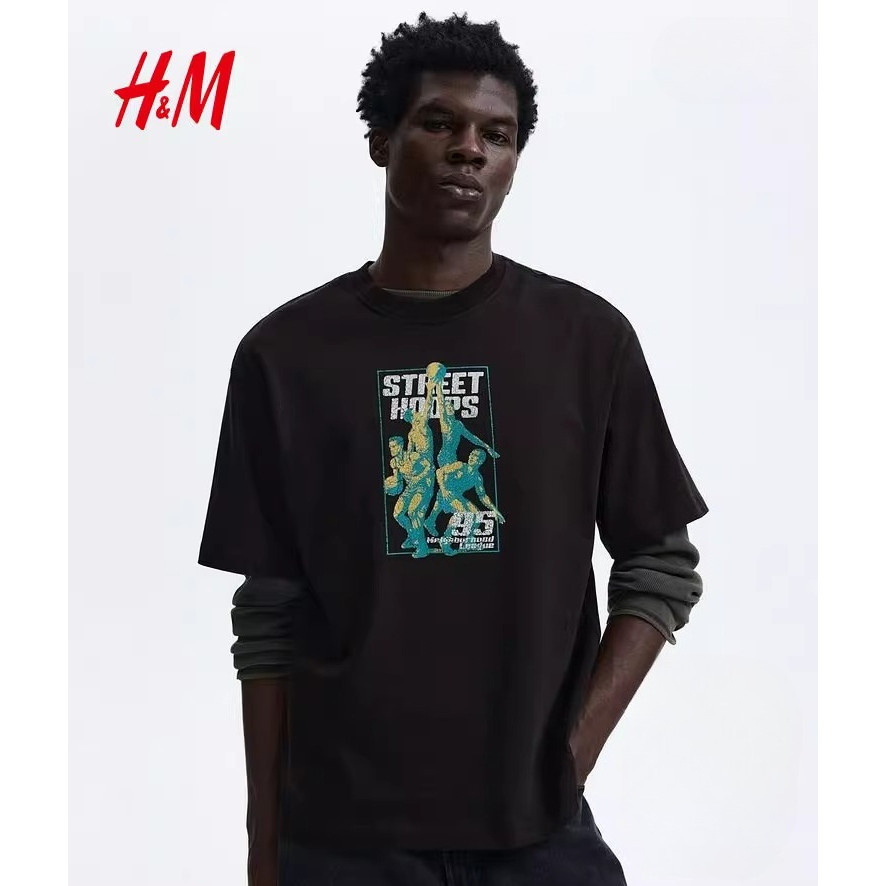 เสื้อยืดพิมพ์ลายทรงหลวมสำหรับผู้ชายจาก H&M