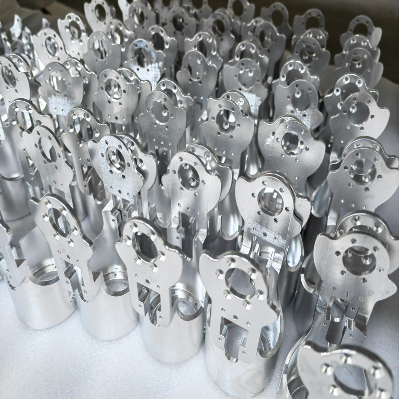 ชิ้นส่วนทองแดงชิ้นส่วนเครื่องกลึงอัตโนมัติความแม่นยําเครื่องความสูงทํางานแม่นยํารถบรรทุกมิลลิ่งคอมโพ