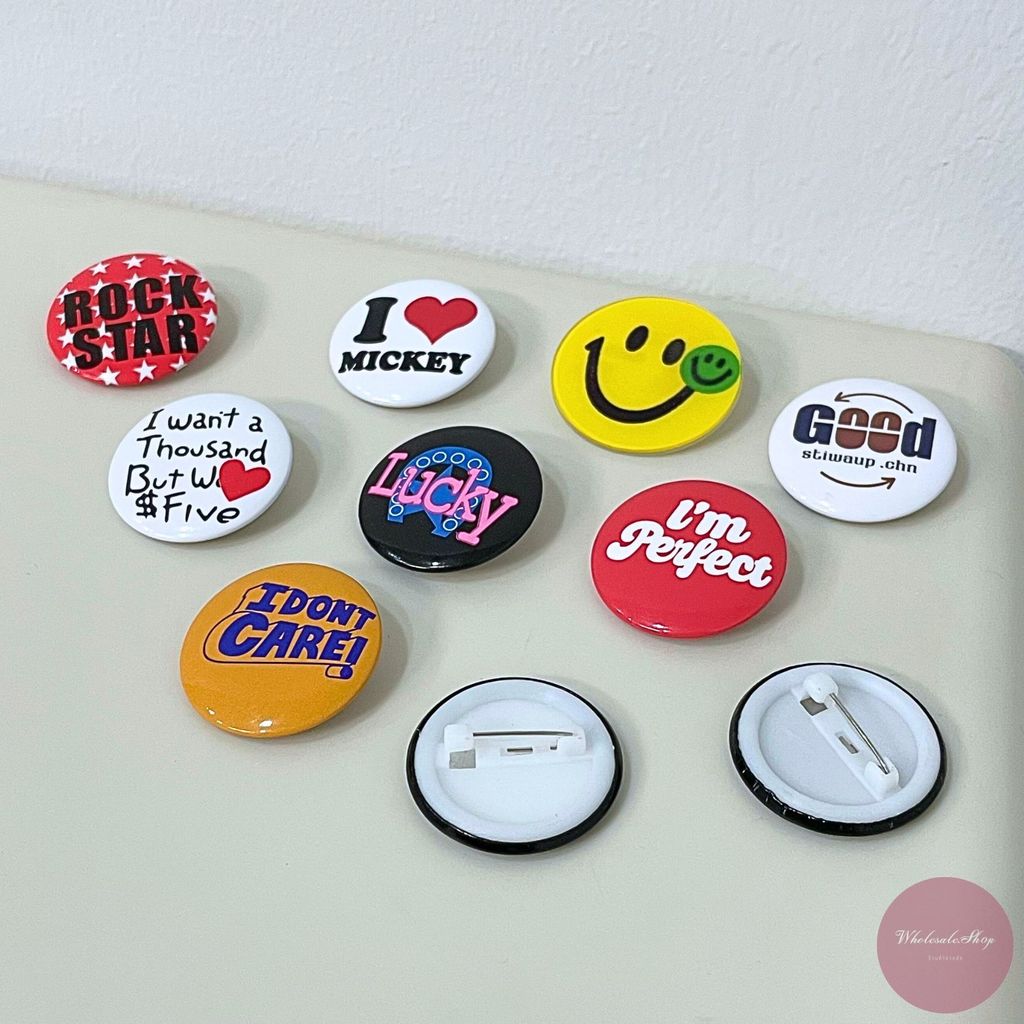 เข็มกลัด ขนาด 3 cm ลายตัวอักษร หลากหลายลาย เลือกแบบได้ สีสันสดใส ติดตกแต่งกระเป๋า เสื้อ หมวก