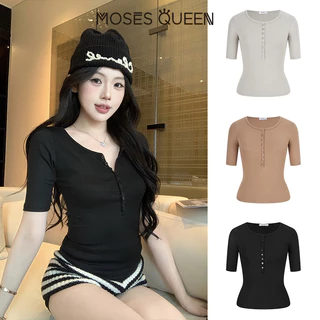 MOSESQUEEN เสื้อคอต่ำแขนครึ่ง แบบพับปักที่หน้าอก พร้อมปุ่ม นุ่มนวลสบาย น้ำหนักเบา ระบายอากาศได้ดี รูปลักษณ์สูงส่ง เหมาะกับทุกโอกาส ใส่เรียบง่ายในชีวิตประจำวัน #63577