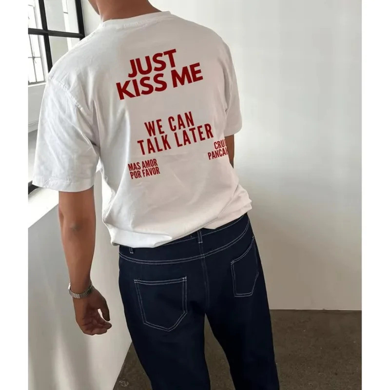 เสื้อยืดผ้าฝ้ายลายกราฟิกตลก Skuggnas Just Kiss Me เสื้อยืดลำลองแฟชั่นสำหรับผู้หญิงและผู้ชาย ของขวัญส