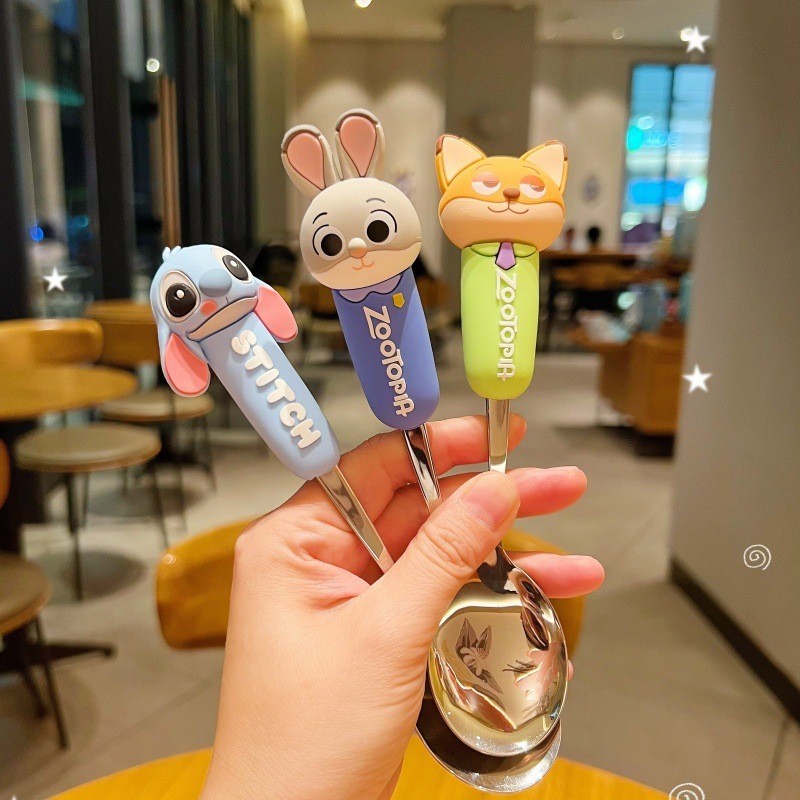 [คลังสินค้าพร้อมจัดส่งที่รวดเร็ว] Crazy Animal City Stitch 304 ช้อนส้อมกันกระแทกป้องกันการลวกเด็กแบบพกพาช้อนข้าวมูลค่าสูงบนโต๊ะอาหาร