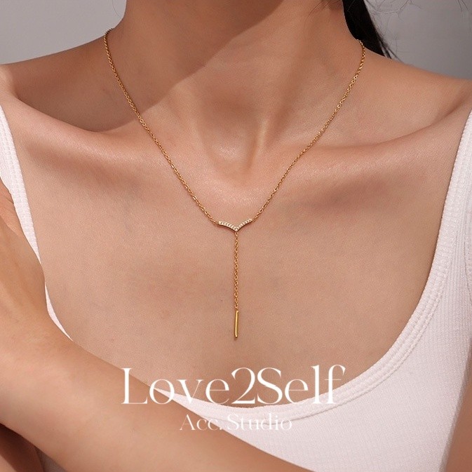 Love2Self X041 Gold Zirconia V รูปร่างจี้สร้อยคอสแตนเลสสําหรับผู้หญิงงานแต่งงาน Non Tarnish