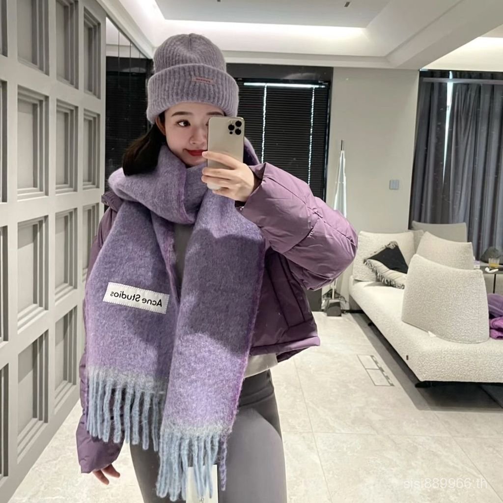 ผ้าพันคอลายขอบสีสันสดใสรองรับทั้งวันและยามเย็น