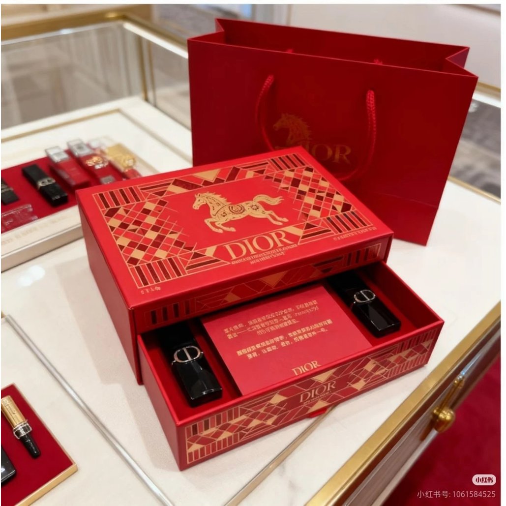แพ็คห้าชิ้นจํากัด!! ️Dior2026 Year of the Horse New Year Lipstick 1.5g mini Sample Set+Tote Bag ️ Dr