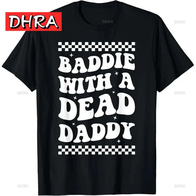 เสื้อยืดลายตลกขบขัน "Baddie with A Dead Daddy Dead Dad Club" สไตล์วินเทจลำลอง ดีไซน์เก๋ไก๋ ลายกราฟิก