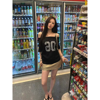  เสื้อยืดแขนสั้นทรงหลวมเปิดไหล่พิมพ์ลายดิจิทัลสไตล์อเมริกันเ…