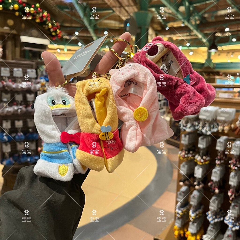 Shanghai Disney Pooh Strawberry Bear Donald Duck Piglet Plush จี้ตุ๊กตาเสื้อผ้าหมวกพวงกุญแจ