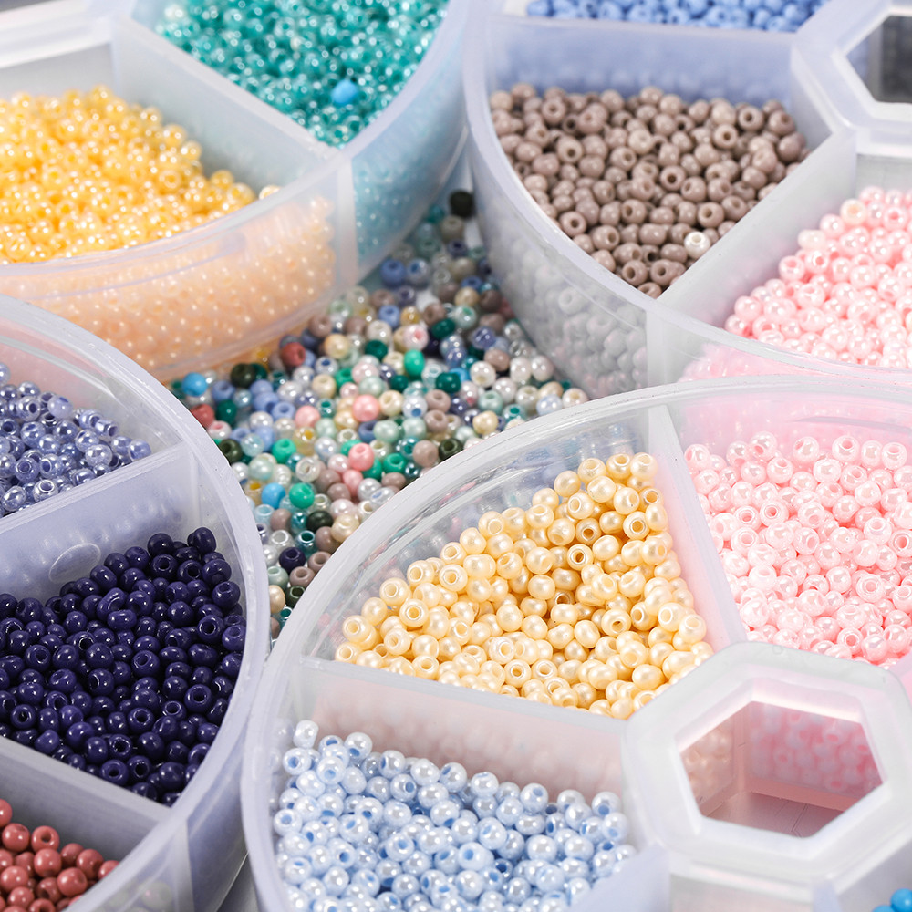 4800เม็ด เซ็ตลูกปัดเม็ดทราย 2mm 6สี ในกล่องแบ่งช่อง สำหรับทำสร้อยข้อมือและแหวน DIY