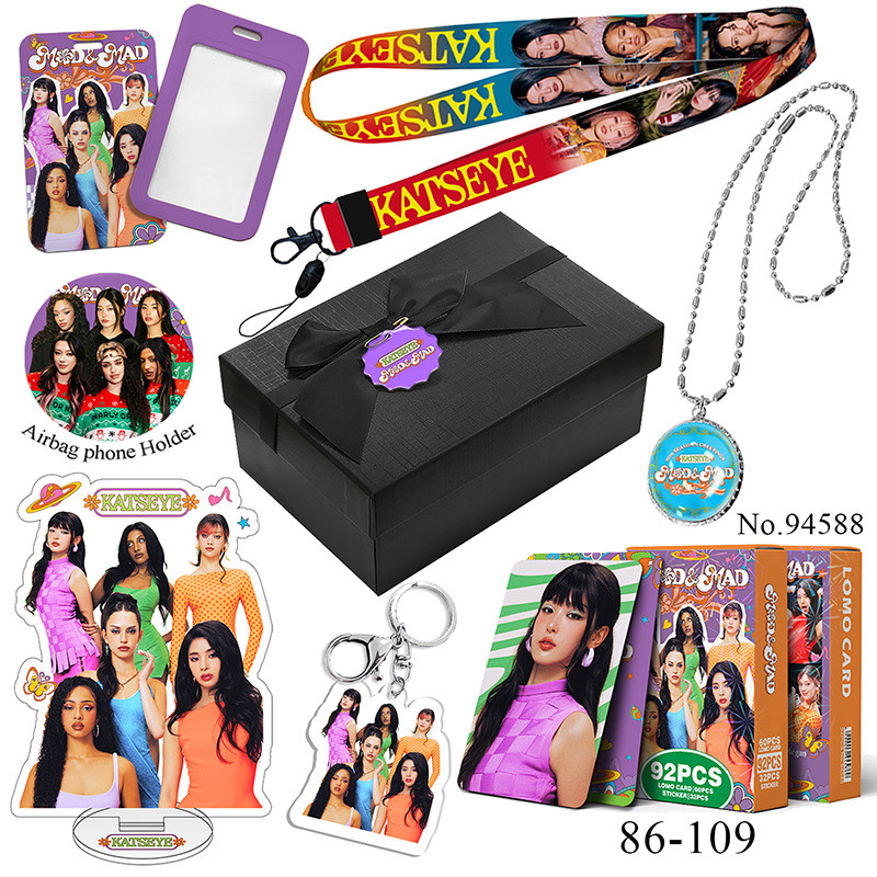 KATSEYE 2026 SEASONS GREETINGS MOD MAD พวงกุญแจ, สแตนดี้,กล่องของขวัญสร้อยคอ 7 ชิ้น