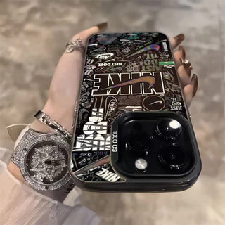 เคสไอโฟน13 อินเทรนด์ยี่ห้อสีดำตัวอักษรโลหะเลนส์ สำหรับ IPhone 11 13 12 15 16 14 Pro Max XS Max XR 7 8 14 15 16 Plus X
