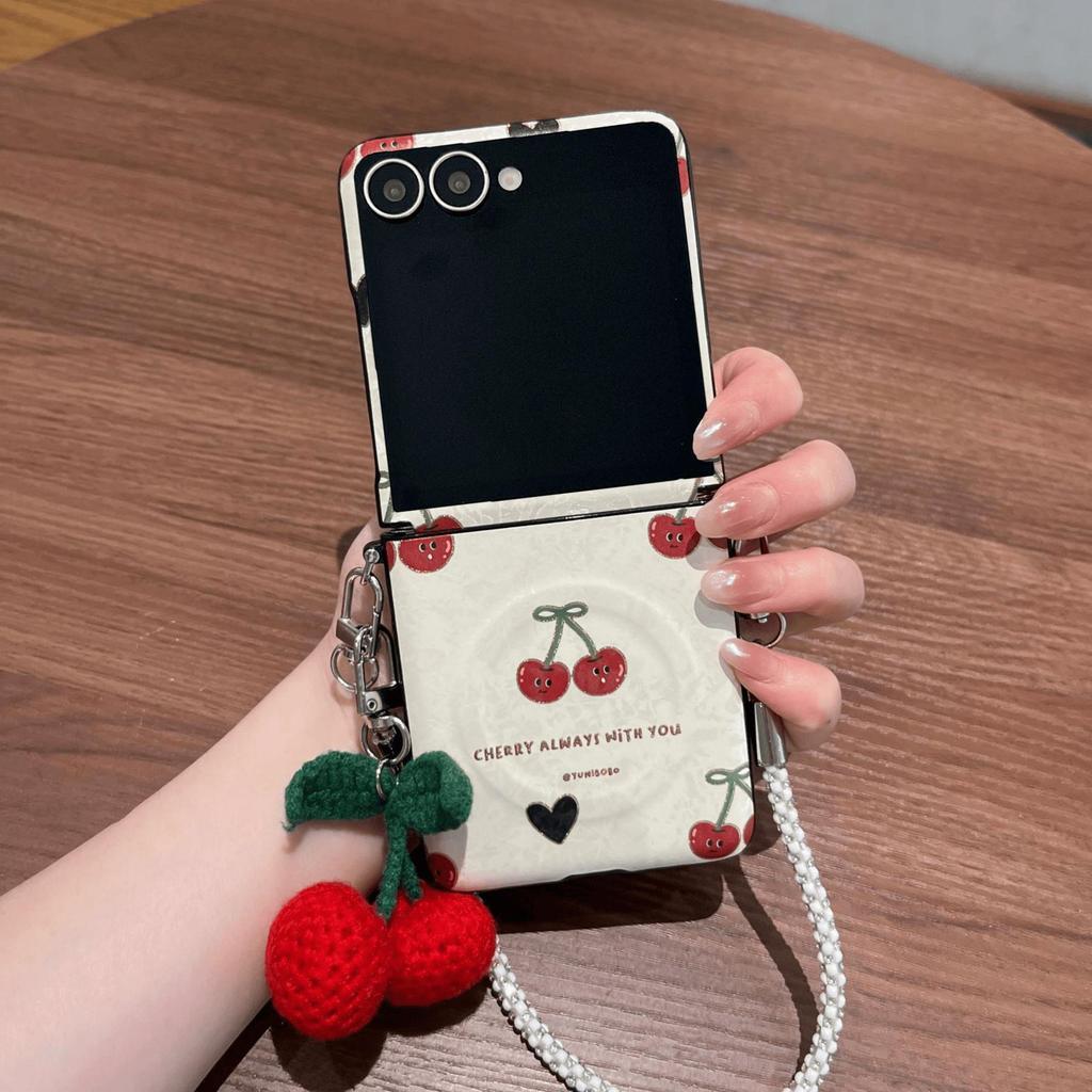เคสโทรศัพท์ลายผลไม้แม่เหล็กน่ารักพร้อมจี้เชอร์รี่สายรัดแบบพกพาสําหรับ Samsung Galaxy Z Flip 7 Z Flip6 Z Flip5 กันกระแทกปกหลัง