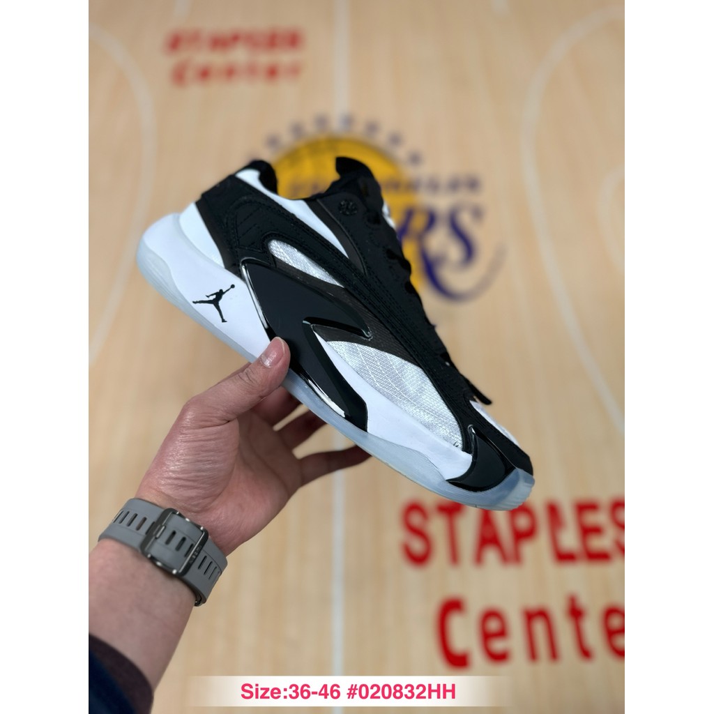 รองเท้ากีฬาสำหรับเทนนิสและบาสเก็ตบอล Ja3