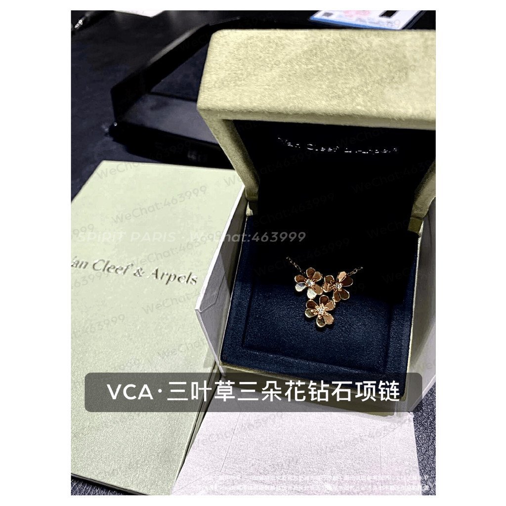 สร้อยคอมะนาศสามดอก Frivole Collection จาก Van Cleef & Arpels ทำด้วยทองคำขาว 18K