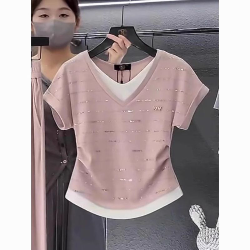 ฝรั่งเศสปลอมสองชิ้นคอวีแขนสั้นเสื้อยืดผู้หญิงสไตล์ใหม่ บาง-พอดี ผอมลง ดูร้อนเพชรแคบ-เอวสั้นด้านบน