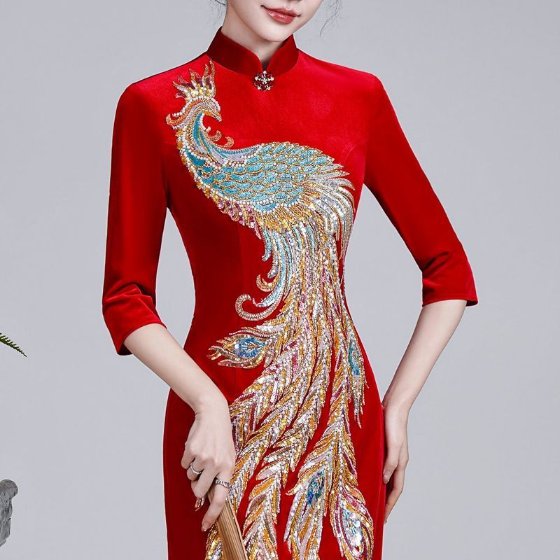 ชุดฉางซามปี 2026 สไตล์คุณภาพพรีเมียม เหมาะสำหรับแม่เจ้าสาวในงานพิธีแต่งงาน โทนสีแดงแบบฟินิกซ์ ประดับลายกำมะหยี่ - รูปที่ 4