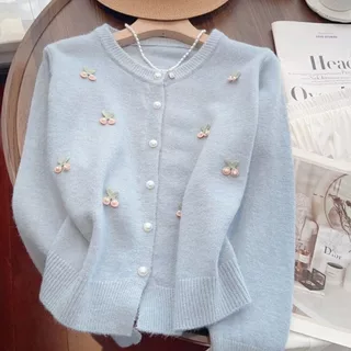 lila556 Shop เสื้อคาร์ดิแกนผ้าถัก หวาน อุ่นและนุ่ม คอกลมคล้ายขี้ผึ้ง เสื้อแจ็คเก็ตสเวตเตอร์อเนกประสงค์ที่ช่วยลดวัย