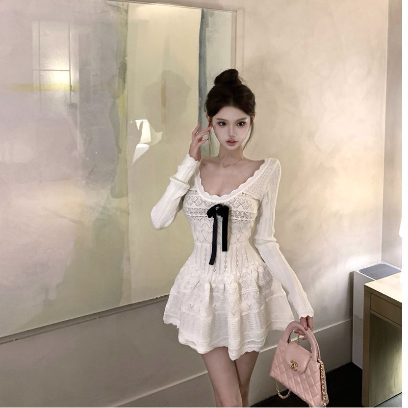 กระโปรงถักหญิงCODลูกสาวSlim-Fitคอเอวแฟชั่นแขนยาวแคบคํากระโปรงสั้นสีขาวHollow Feelฤดูใบไม้ร่วงVชุดสไต