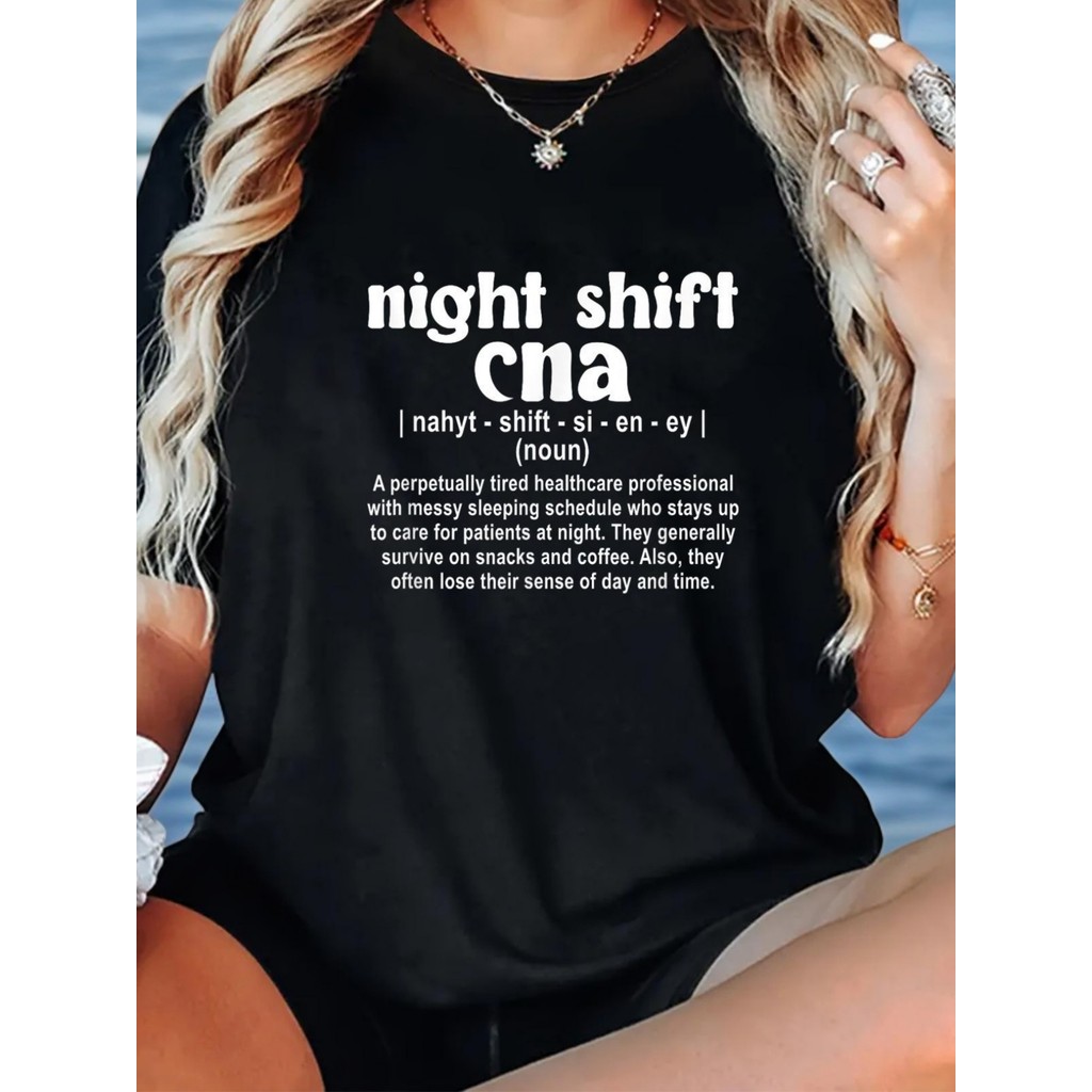 Night Shift CNA Definition Graphic Tee - เสื้อยืดผู้ชายผู้หญิง, สีดําพร้อมผู้ช่วยพยาบาลอารมณ์ขันงานค