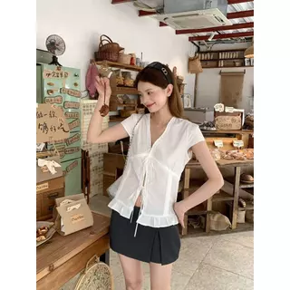Jennie 🤍พร้อมส่ง🎐เสื้อเชิ้ตแขนสั้นสไตล์สวยงาม วีคอลเลเชือกผูกเอวกระชับ ทรงครอปแต่งลูกไม้ ผิดรูปร่างสวย เสื้อผิดรูป