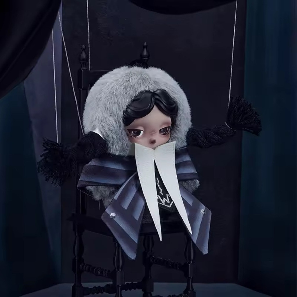 (🔵PRE-ORDER)พร้อมส่งใน SKULLPANDA × Wednesday Plush（Nevermore Academy Uniform Version)