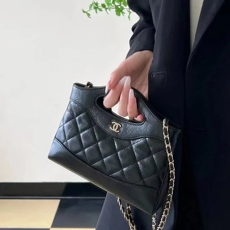 CHANnel 24s Early Spring Nano 31 Bag Mini ทรงนอน หนังแกะเคลือบดินดำ กระเป๋าขวางสำหรับผู้หญิง