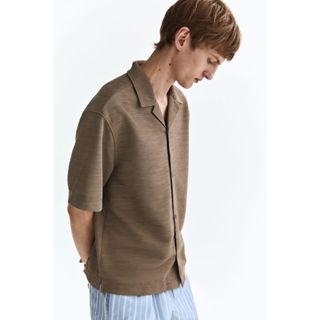 H&M(เอชแอนด์เอ็ม) เสื้อเชิ้ตรีสอร์ตทรงหลวม ผู้ชาย 1332149_1