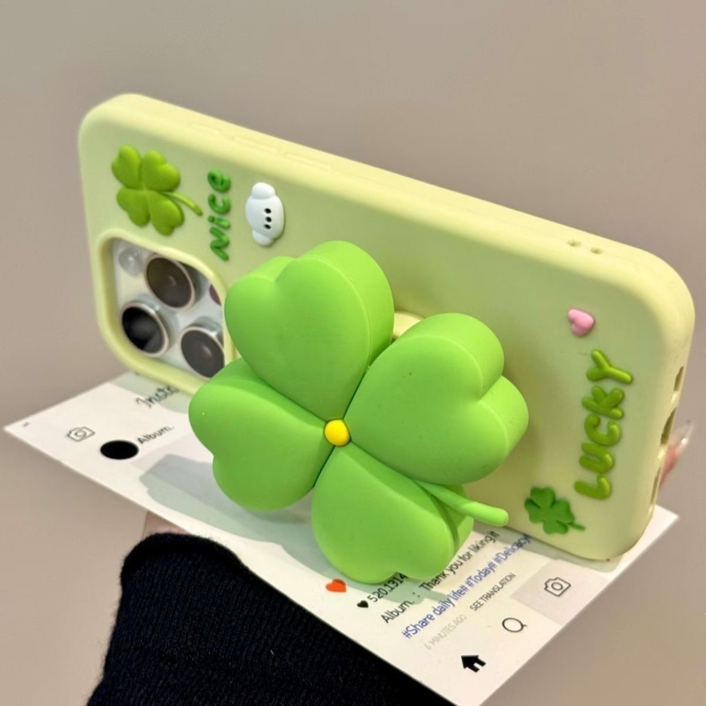 สําหรับ iPhone 17 16 15 14 13 12 Pro Max 16promax 17promax 3D การ์ตูน Lucky Clover Bracket เคสซิลิโคนพร้อมขาตั้งฝาครอบ