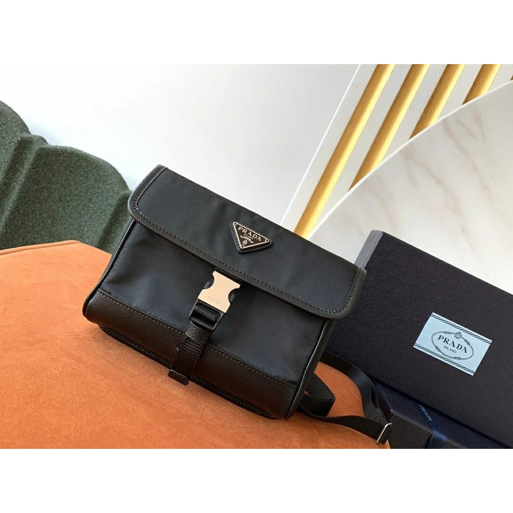 PRADA 2ZH108 กระเป๋ามือถือ ขนาด 19x13x3 ซม. ผลิตจากผ้าไนลอน ออกแบบมาเพื่อความทนทาน มาพร้อมสายคล้องไห