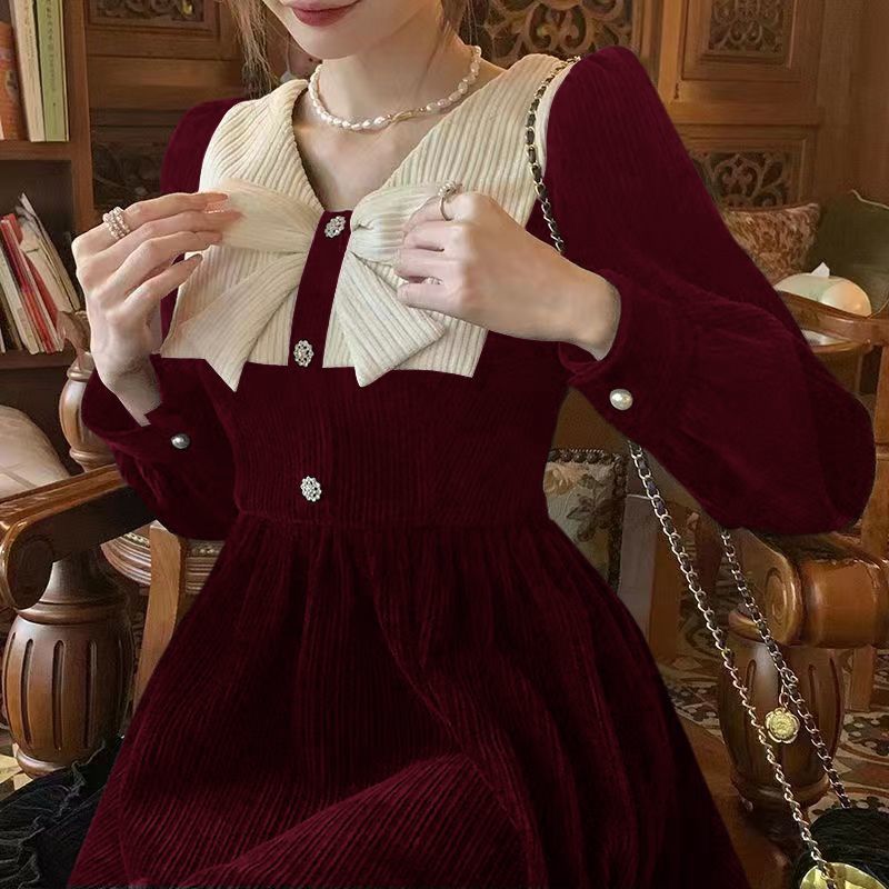 ปลาค็อด 2026 ฝรั่งเศสย้อนยุคชุดเดรสแขนยาวสไตล์เฮปเบิร์น2023สไตล์ใหม่ฤดูใบไม้ร่วงฤดูหนาวสั้นสีดําแฟชั