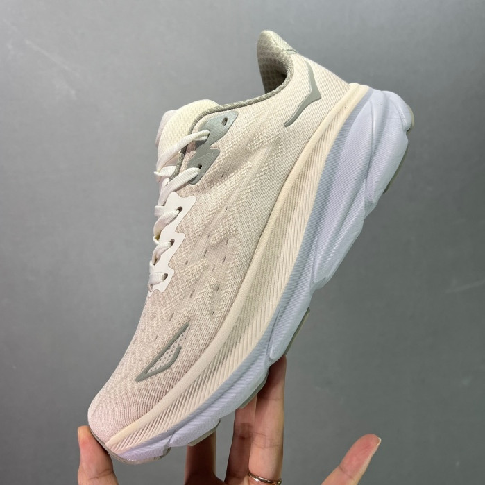 รองเท้าวิ่งสำหรับผู้หญิง Hoka Clifton 9 และ Hoka Bondi 8