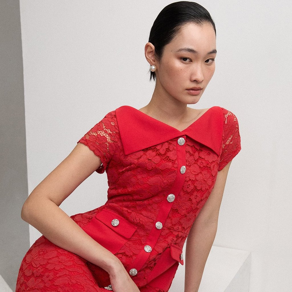 [Pomelo] เดรสผ้าลูกไม้ติดกระดุมพลอยเทียม / Lace Button-Up Midi Dress — صورة 7