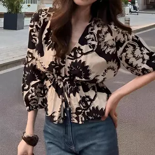 Chili เสื้อผู้หญิงแขนสามส่วน คอวี ผูกเอว ตกแต่งด้วยลายพิมพ์สไตล์เกาหลีย้อนยุค สวยงามและไม่เหมือนใคร#w698