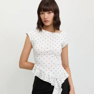 [Pomelo] เสื้อแขนล้ำดีเทลชายอสมมาตรแต่งระบายลายจุด / Asymmetric Hem Cap Sleeve Polka Dot Top – White