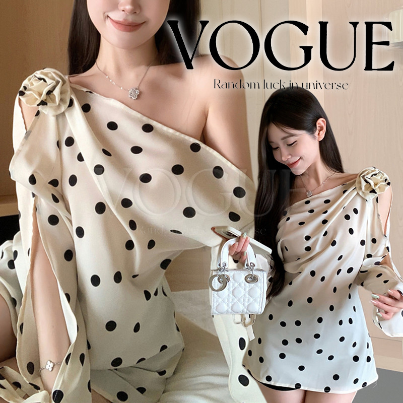 Vogue🌟พร้อมส่ง🌟 เสื้อแขนยาว เปิดไหล่ข้าง ลายจุดดีไซน์ผูกเชือก มีเข็มกลัดดอกไม้  (FY5069)