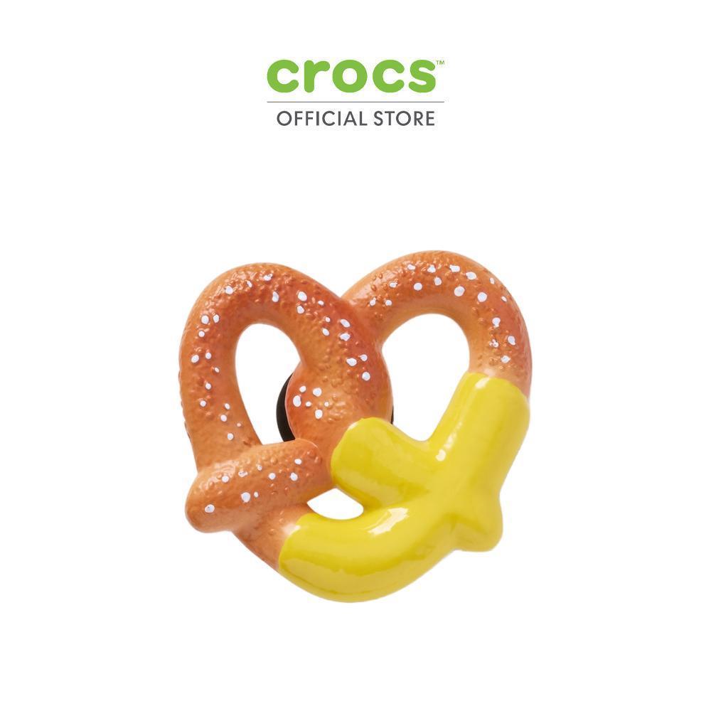 CROCS ตัวติดรองเท้า JIBBITZ™ PRETZEL DIPPED IN MUSTARD