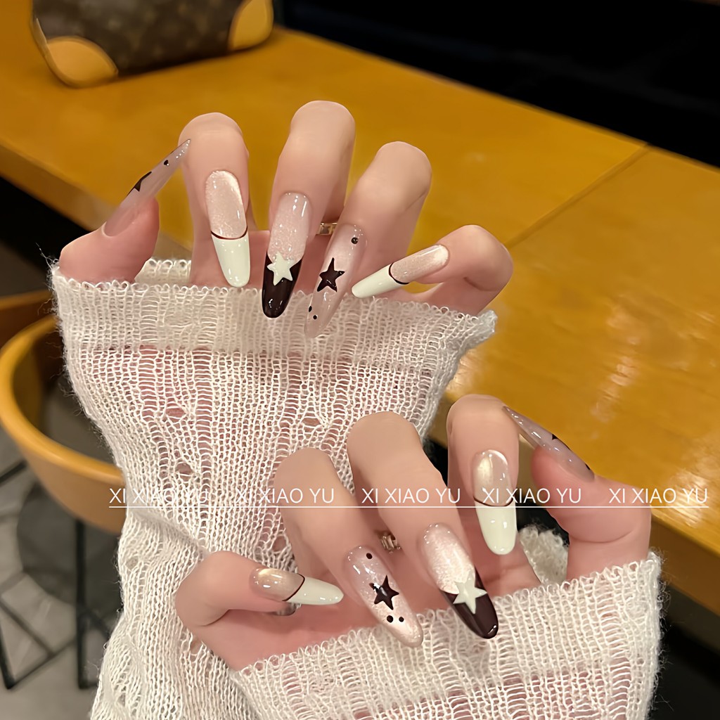 เล็บปลอมยาว เล็บปลอม [Cream เอสtar] ดาวมือวาดฝรั่งเศสหวานและเท่มอคค่าตาแมวสีขาวสวมเล็บทำมือยาวปานกลา