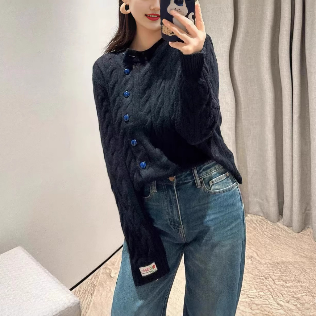 CDN2 Maje สเวตเตอร์ถักสำหรับผู้หญิง ออกแบบด้วยลายดอกไม้รอบคอลายตัดทอนสี และปุ่มตกแต่ง เหมาะสำหรับฤดู