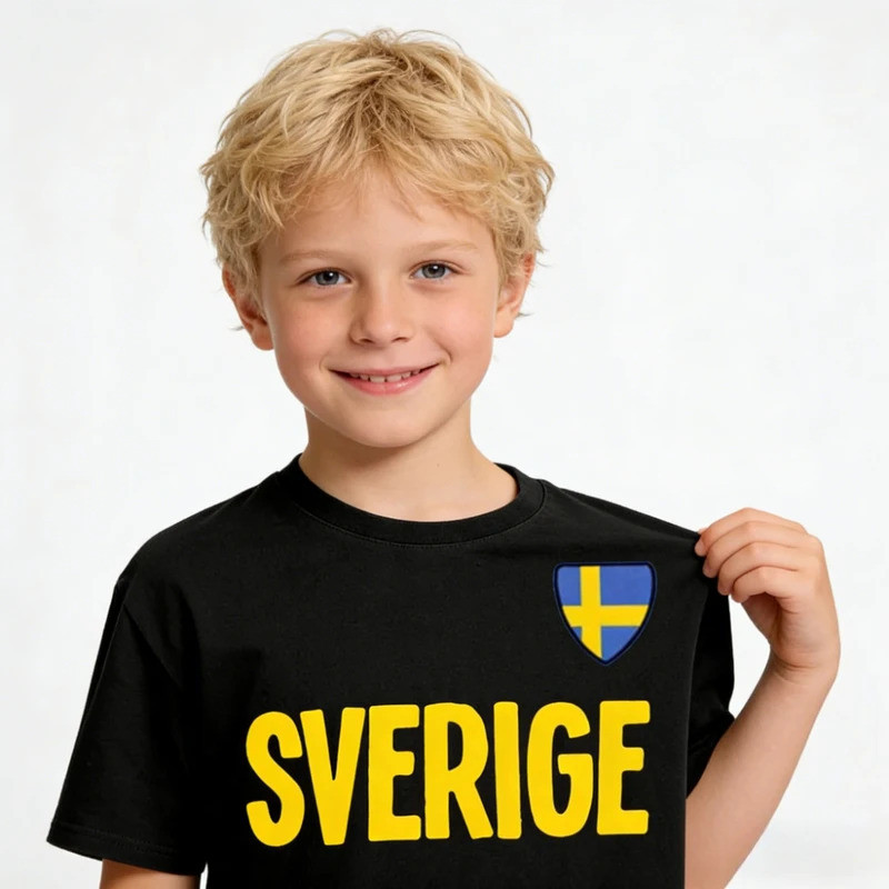 เสื้อยืดเด็ก SVERIGE สวีเดน ลายตราสัญลักษณ์ชาติ ปักลายที่หน้าอก เสื้อยืดลำลองสำหรับเด็กชายและเด็กหญิ