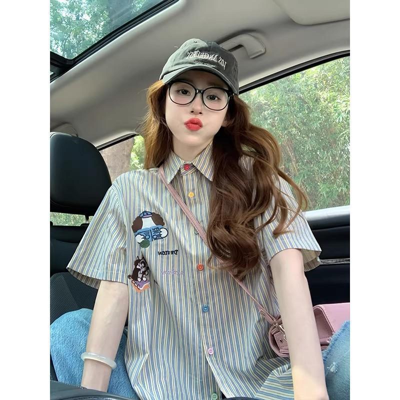 เสื้อเชิ้ตสีเขียวลายทาง งานปักลายการ์ตูน ดีไซน์กระดุมสีๆสไตล์เกาหลี เก๋ๆ สตรีท-พร้อมส่งจากไทย-รุ่นW662